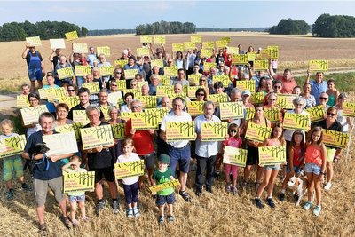 Rund 80 Anwohner haben am Donnerstag gegen den geplanten Bau von zwei Windkraftanlagen auf dem Höhenzug zwischen Kleinschirma und Kleinwaltersdorf protestiert. 