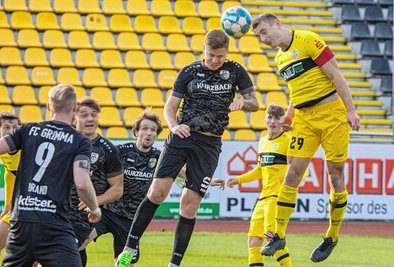 Augen zu und durch: Lucas Albert (rechts) stürzt sich ins Kopfballduell. In der Schlussminute sicherte er den Plauenern mit seinem Ausgleichstor zumindest noch einen Punkt gegen den FC Grimma.