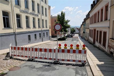 Die Schulstraße in Hohenstein-Ernstthal ist seit Freitagvormittag wegen des Einbruchs der Straße dicht.