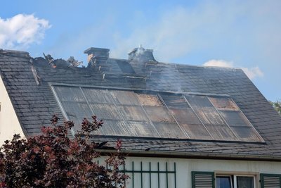 Laut Feuerwehr-Angaben ist das Haus an der Eubaer Straße in Niederwiesa nach dem Brand vom 15. Juli derzeit unbewohnbar.