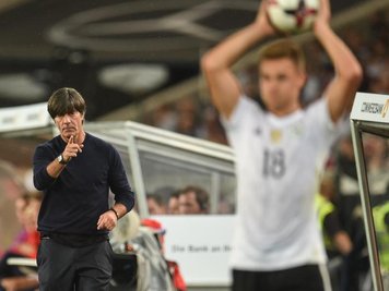 Mit einer Geste verfolgt Bundestrainer Joachim Löw (l) einen Einwurf von Joshua Kimmich.