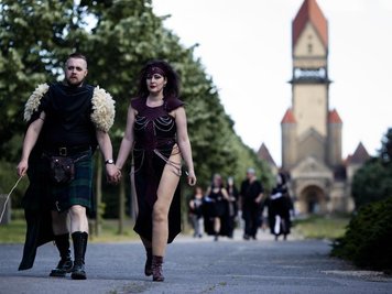            Besucher verlassen nach der Führung «Grabgeflüster» einen Friedhof in Richtung Wave-Gotik-Treffen.