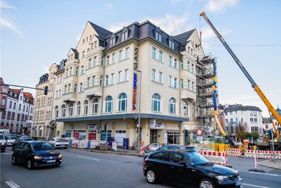 Das markante Eckhaus an der Goethestraße in Aue, in dem 19 modern ausgestattete Wohnungen entstehen. Der Plan ist, dass dort im kommenden Frühjahr die Mieter einziehen können. 
