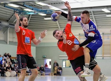 HC-Spieler Richard Kunze (rechts) im Zweikampf mit Niels Lamade. Mit sechs Treffern war die Nummer 13 bester Werfer seines Teams.