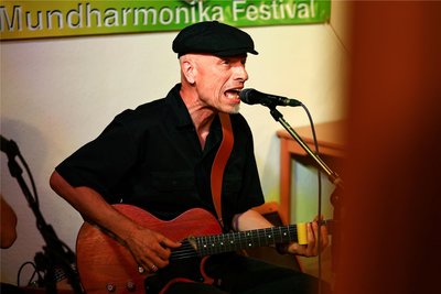 Greyhound George war während der Live-Nacht im Ferienhotel Zwotatal am Start.