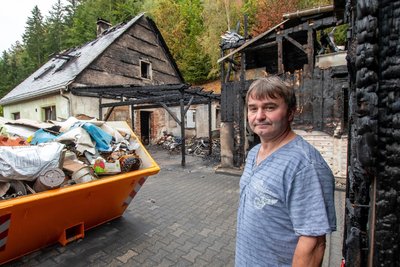 Täglich ist Ingo Krauß an seinem abgebrannten Haus in Pobershau. Er hat fast seinen gesamten Besitz verloren.