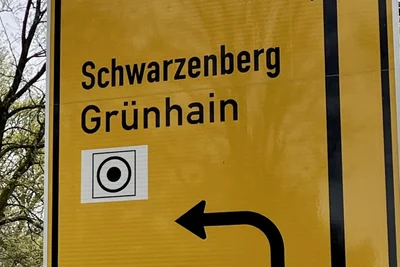 Was bedeutet dieses Symbol auf dem Verkehrsschild? Geht es zu einem Kreisverkehr?