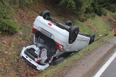 Der Fahrer des Suzukis musste von der Feuerwehr aus dem Fahrzeug befreit werden.