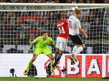 Seinen zweiten Treffer im Spiel gegen Norwegens Torwart Rune Jarstein (l) erzielt Timo Werner (r) per Kopf.