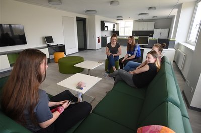Wasserballerinnen im neuen Gemeinschaftsraum