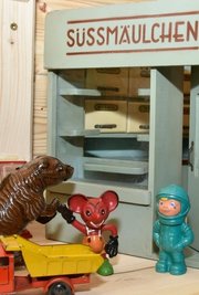 Auch ein Kaufmannsladen und verschiedene Figuren sind zu sehen.
