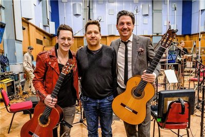Produzent Christian David Rheber (Mitte) mit den Flamenco-Gitarristen Alexander Kilian und Jan Pascal von "Café del Mundo".