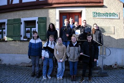 Die Besetzung am Drehtag in der Heimatstube. Louis und Elena stehen in der zweiten Reihe, Mitte.