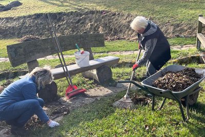 Im Augustusburger Ortsteil Grünberg waren gut 40 freiwillige Helfer mit Harke und Besen unterwegs.