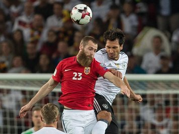 Mats Hummels (r) im Kopfballduell mit dem Norweger Jo Inge Berget.