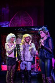 Marlene-Sophie Haagen, Fabian Raabe und Carolin Wiedenbröker in "Sex Smells". 
