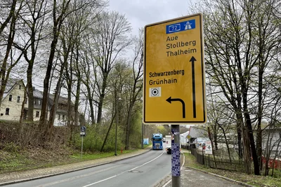 Das Verkehrsschild steht auf der Staatsstraße 256 in Fahrtrichtung Ortsmitte.