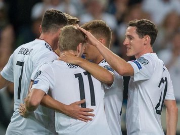Die deutschen Spieler feiern den Torschützen zum 3:0, Timo Werner (11).