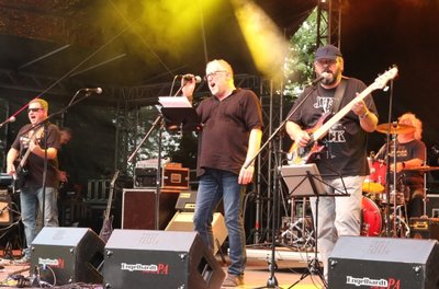 Die Hannes Ebert Combo aus Falkenstein, die mit Rock und Blues den Besuchern des Parkfestes 2019 ordentlich einheizte, spielt diesen Samstag, 20 Uhr in der Freizeitanlage am Kreisel in Lengenfeld auf. 