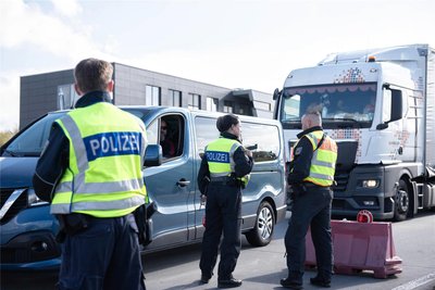 Bundespolizisten kontrollieren an der Autobahn 17 Prag-Dresden den Einreiseverkehr aus Tschechien.