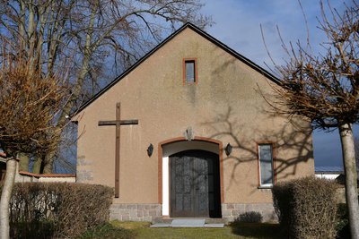 Die Trauerhalle auf dem Friedhof in Königshain soll im kommenden Jahr umfangreich saniert werden. Doch derzeit gibt es einen buchstäblichen Zankapfel zwischen Gemeinde und Denkmalschutz: die Fenster.