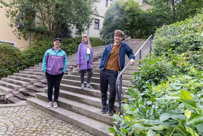 Die Konsulaner Clemens Leipelt, Doris Schreiber und Daniel Schulz (v. l.) beim Extra-Fototermin auf der Annaberger Altstadtterrassen.