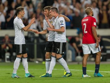 Mesut Özil (l-r) und Thomas Müller beglückwünschen Torschützen Julian Draxler.