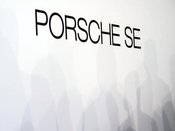             Der Schriftzug der Porsche SE ist auf einer Wand zu sehen.