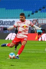 Andre Silva trifft per Elfmeter zum 1:0 für RB. Der Spanier kommt immer besser in Schwung.