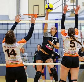 Solche Lücken im Block muss man in der Regionalliga natürlich nutzen. Die Lichtensteinerin Franziska Schubert hat dadurch freie Bahn im Angriff. 
