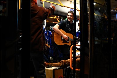 Livemusik gab es auch in den Shuttlebussen, die die Gäste von einem Veranstaltungsort zum anderen gebracht haben.