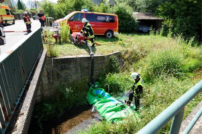 Auch dank Löschwasser aus dem nahen Bach war die Versorgung für die Löscharbeiten beim Wohnhausbrand in Niederwiesa stabil.