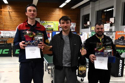 Rick Scheffler vom TSV Gornsorf (Mitte) verteidigte seinen Titel vor dem Thumer Gunnar Köhler (l.) im B-Turnier der Thumer Stadtmeisterschaft.