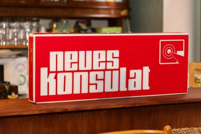 15 Vereinsmitglieder organisieren jährlich bis zu 20 Kulturveranstaltungen in der Kreisstadt. Namensgeber ist die ehemalige Location des Vereins. In diesem Haus befand sich 1882 i ein USA-Konsulat.
