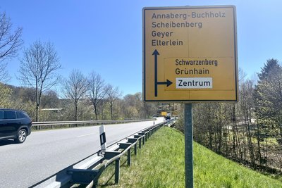 Aus Richtung Autobahn steht noch das alte Schild mit dem Hinweis „Zentrum“.