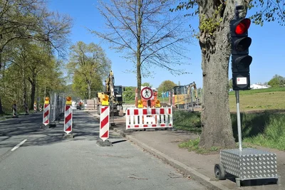 Noch bis etwa Ende Mai müssen die Autofahrer mit dieser Bauampel an der Oelsnitzer Dr.-Otto-Nuschke-Straße leben. Hier entsteht eine Zufahrt für die neue Grubenwassermessstelle.