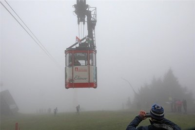 Als die Kabine der Fichtelbergschwebebahn im Nebel auftauchte waren die ersten fünf Sportler bereits im Ziel.