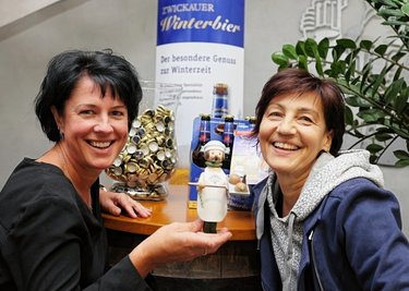 Sekretärin Viola Lange und Mauritius-Sprecherin Kathrin Seyfert (rechts) präsentieren mit dem Treberbrot-Räuchermann die 17. Figur des Unternehmens zur Eröffnung der Winterbiersaison. 