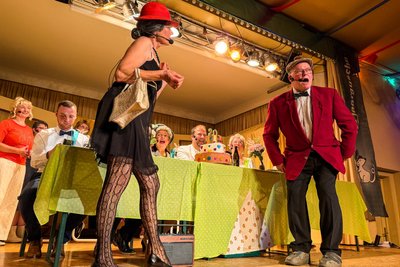Brigitte Oehler und Steffen Bräuer begeistern noch immer mit witzigen Einlagen die Zuschauer im Saal des Gasthofes Adorf.