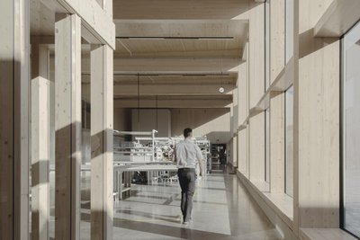 Die neue Halle wurde aus Holz errichtet.