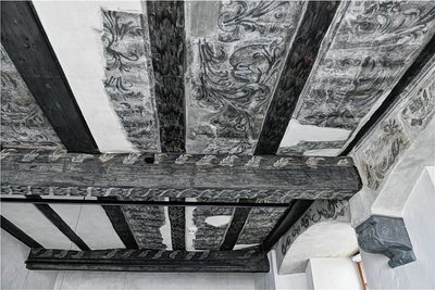 Im Erdgeschoss wurde eine renaissancezeitliche Lehmfelderdecke wieder sichtbar gemacht. 
