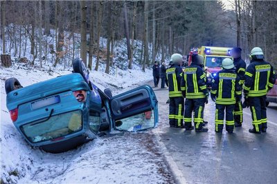 Der Renault landete zwischen Thum und Ehrenfriedersdorf auf dem Dach im Straßengraben. Die B 95 blieb zum Feierabendverkehr vorübergehend voll gesperrt. 