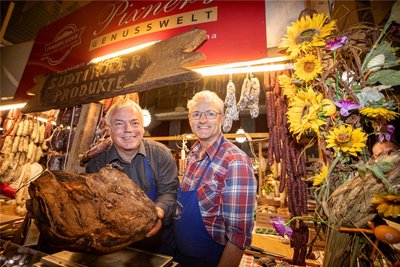 Der 1. Preis für den schönsten Stand auf dem diesjährigen Europäischen Bauernmarkt in Plauen ging an den Innerplatzerhof in Steinegg in Südtirol. Der Bergbauernhof, im Foto Markus Riffeser (links) und Gotthard Pixner, produziert Südtiroler Spezialitäten unter anderem aus glücklichen Schweinen.