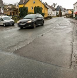 An dieser Stelle in der August-Bebel-Straße endet der bereits erneuerte Straßenabschnitt. Für den weiteren Ausbau fehlen Gelder. 