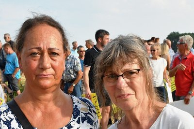 Conny Grotsch (links) und Christa Krüger aus Kleinschirma stören auch die gleich neben den Windrädern geplanten Solarfelder. "Es müssten wenigstens Schneisen für die Rehe bleiben", sagt Krüger.
