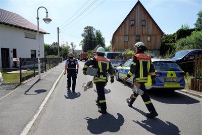 Die Löscharbeiten wurden durch eine freihängende Stromleitung über den Weg und durch eine eingebaute Solarthermie-Anlage zur Wärmeerzeugung erschwert, wie der stellvertretende Kreisbrandmeister Kevin Franz erklärte.