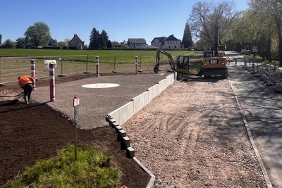 An der Dr.-Otto-Nuschke-Straße in Oelsnitz werden aktuell eine Zufahrt und eine Aufstellfläche zur Probenentnahme gebaut.