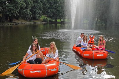 Zum Dinner in Weiß gehören auch immer Fahrten mit dem Schlauchboot auf dem Teich mit der großen Fontäne.