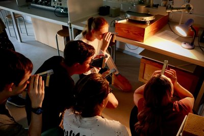 BioNanoTec-Woche an der TU Freiberg: Spektrale Zerlegung des Lichts mit dem selbstgebautem Handspektroskop.