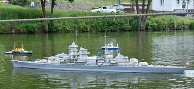 Der Riese auf dem Teich: Das Modell des Kreuzers "Blücher" von Elmar Wibmer aus Altötting.